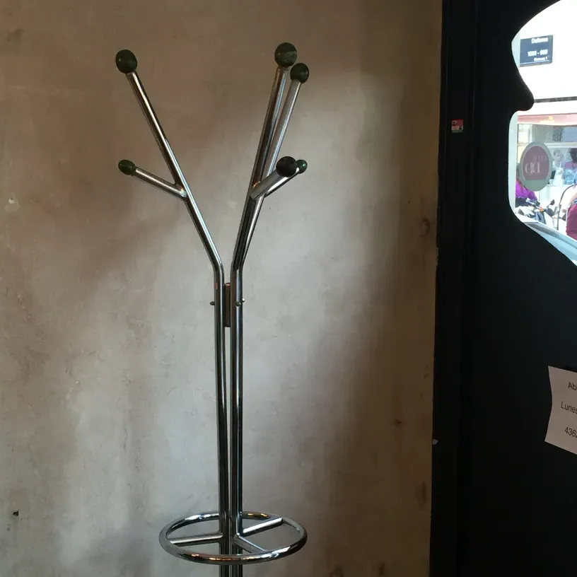 portemanteau antique en forme d'arbre avec boules vertes