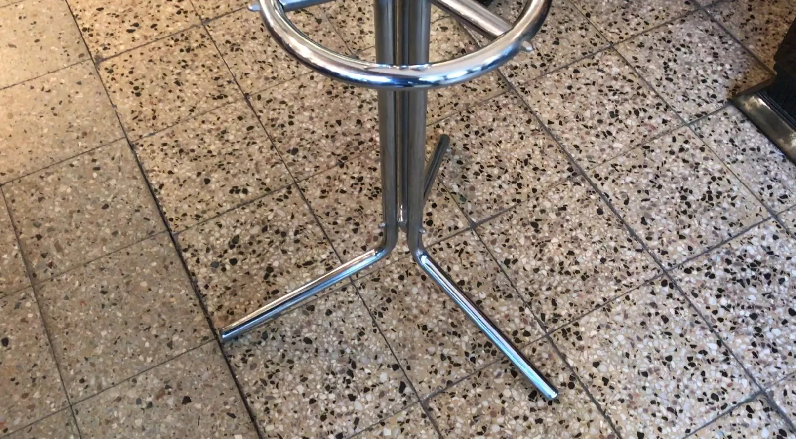 portemanteau ancien avec un design stylisé dans un cadre moderne