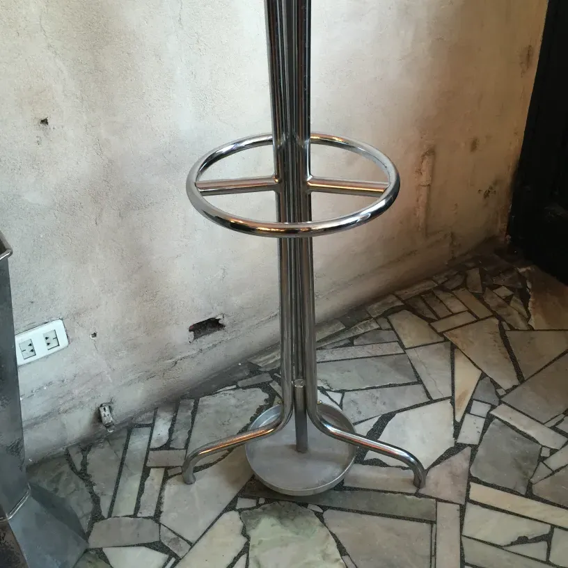 bengaleiro antigo com design circular e base sólida, fundo claro