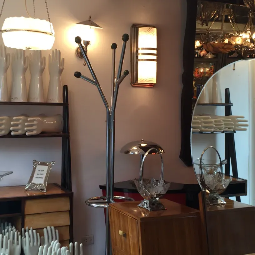 perchero antiguo con diseño elegante, en un ambiente acogedor