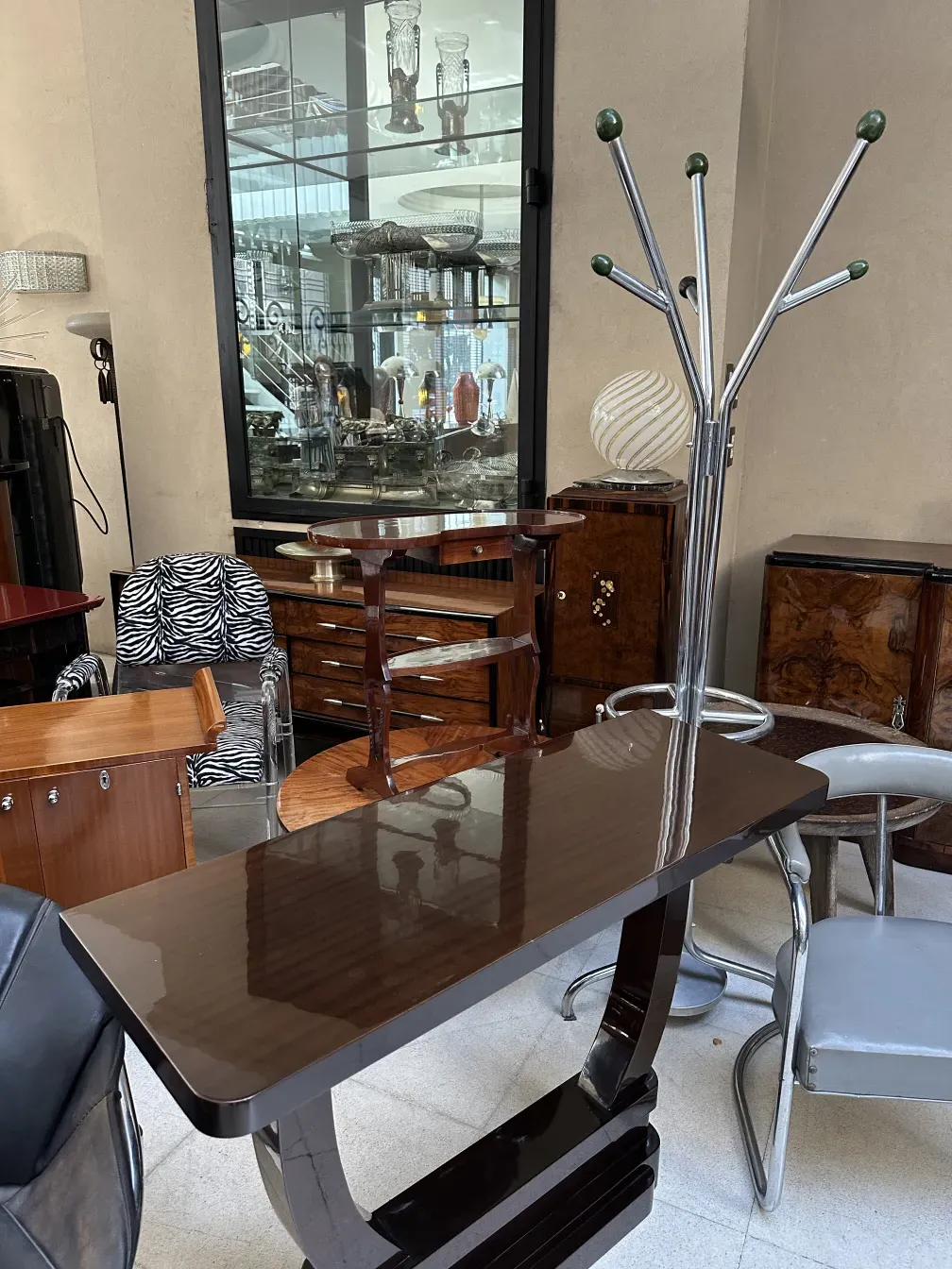 Portemanteau ancien avec un design élégant dans un cadre moderne.