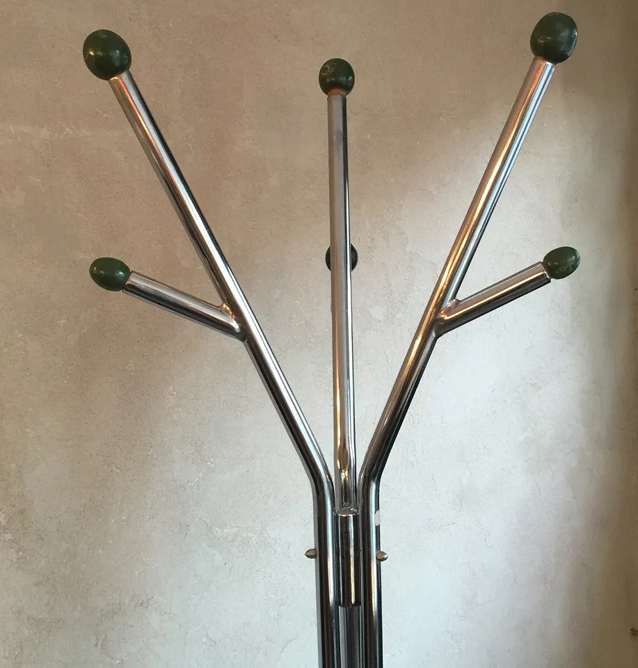 portemanteau ancien sur pied avec des crochets en forme de branche