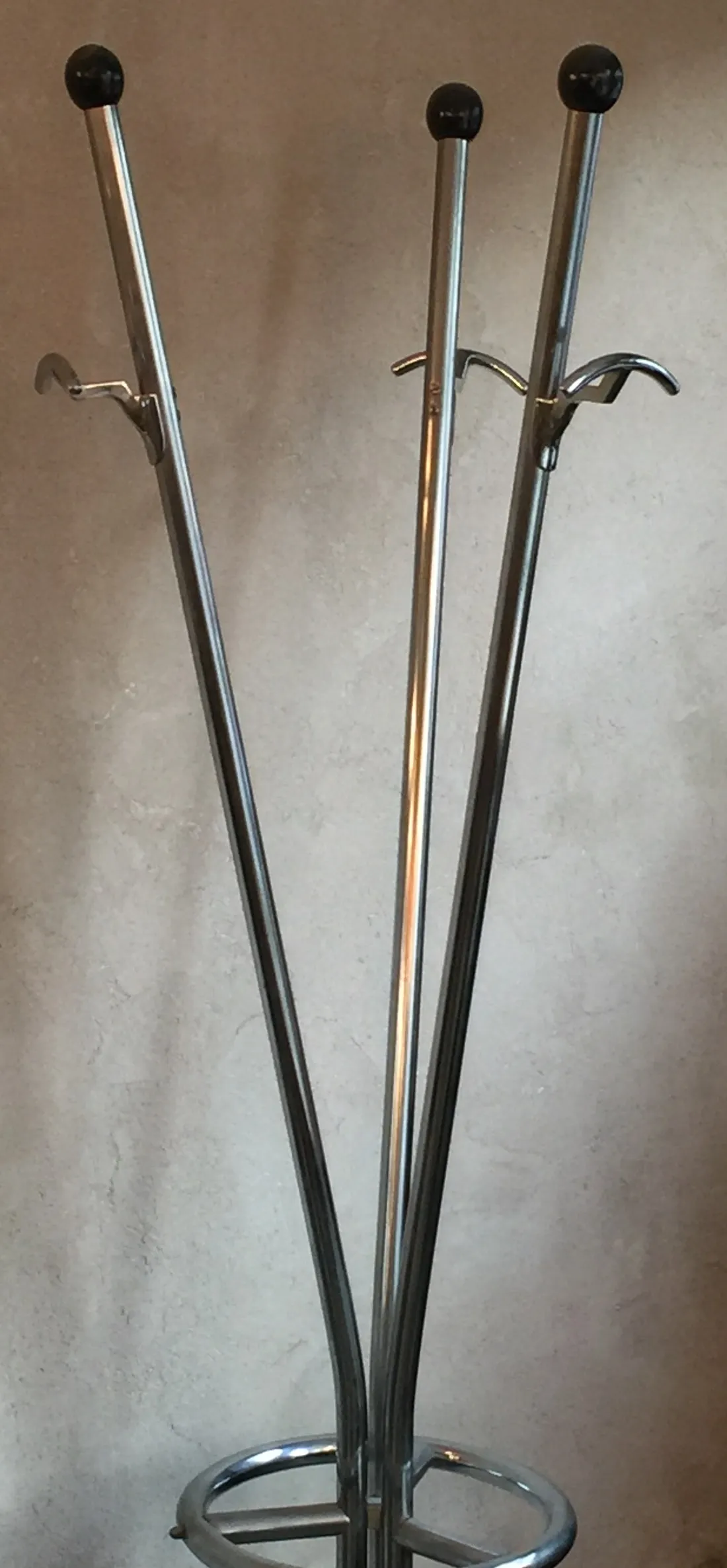 حامل معاطف قديم مع عدة خطافات، خلفية محايدة.