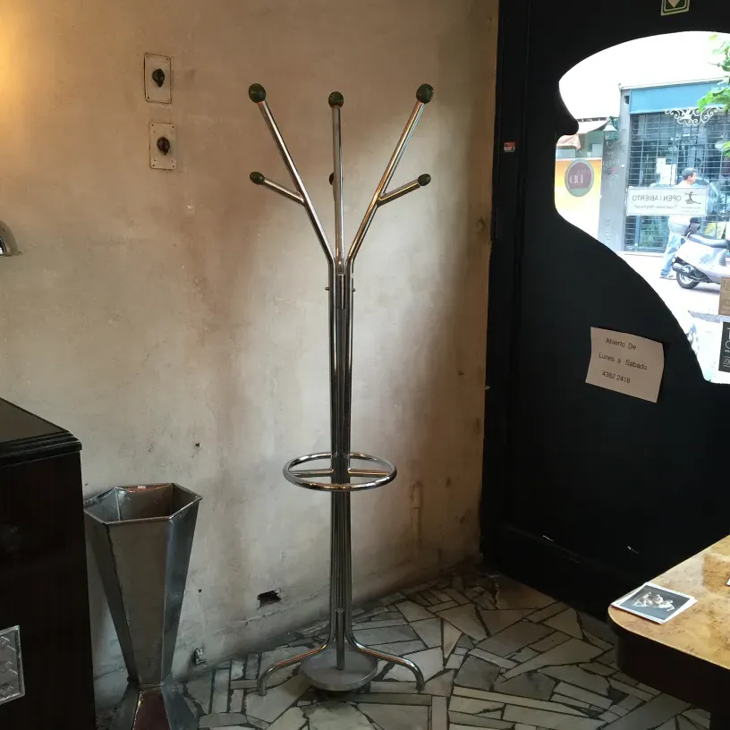 Античная вешалка с металлическим цветом и зелеными шарами наверху