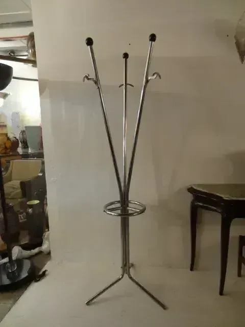 पुराना कपड़े टांगने का स्टैंड तीन पैरों और हुक के साथ