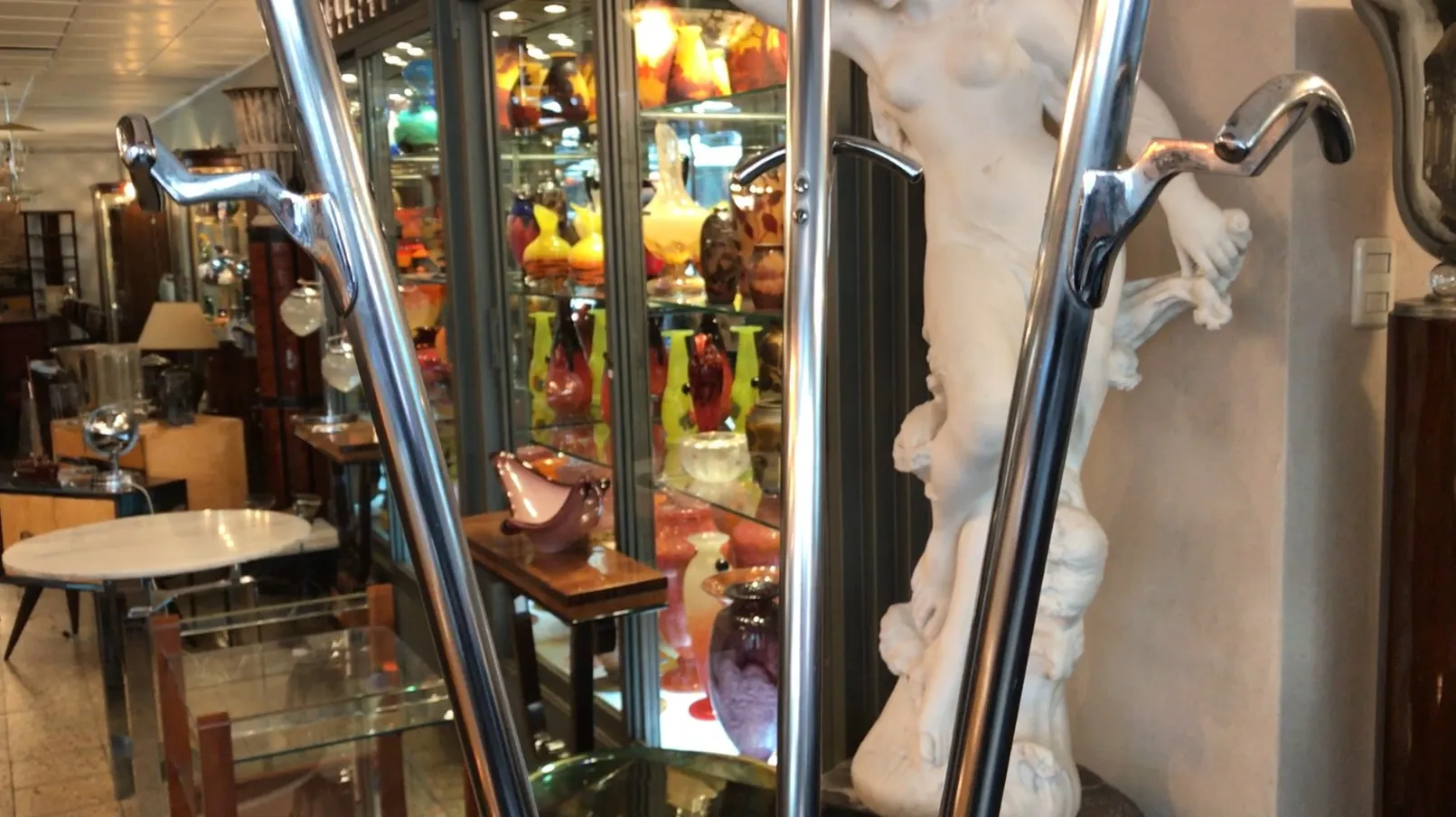 attaccapanni antico con ganci decorativi in un ambiente antico