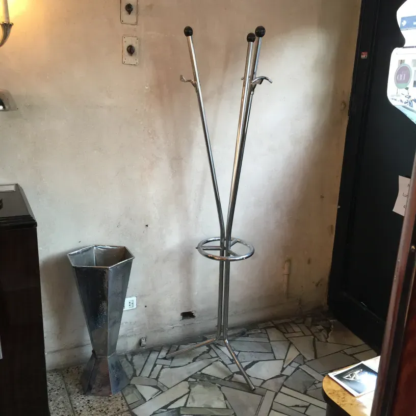 古典的なスタイリッシュコートハンガーが快適な空間に