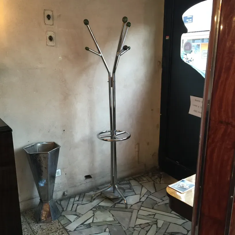 Portemanteau ancien au design en forme d'arbre, fond en pierre