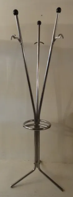portemanteau ancien avec trois crochets et base circulaire