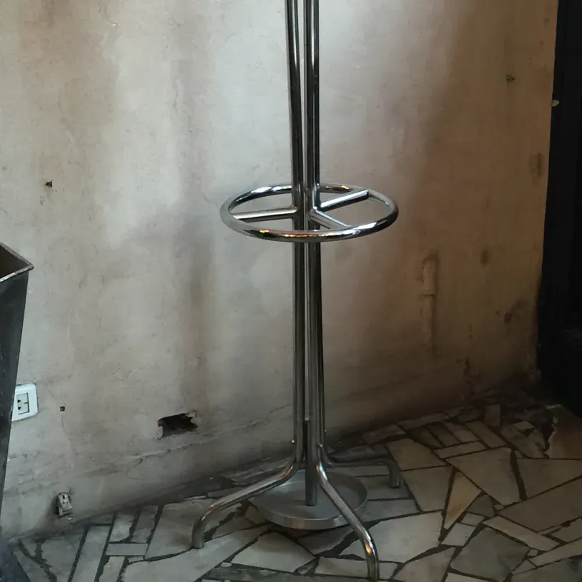 bengaleiro antigo com design elegante para entrada, fundo claro