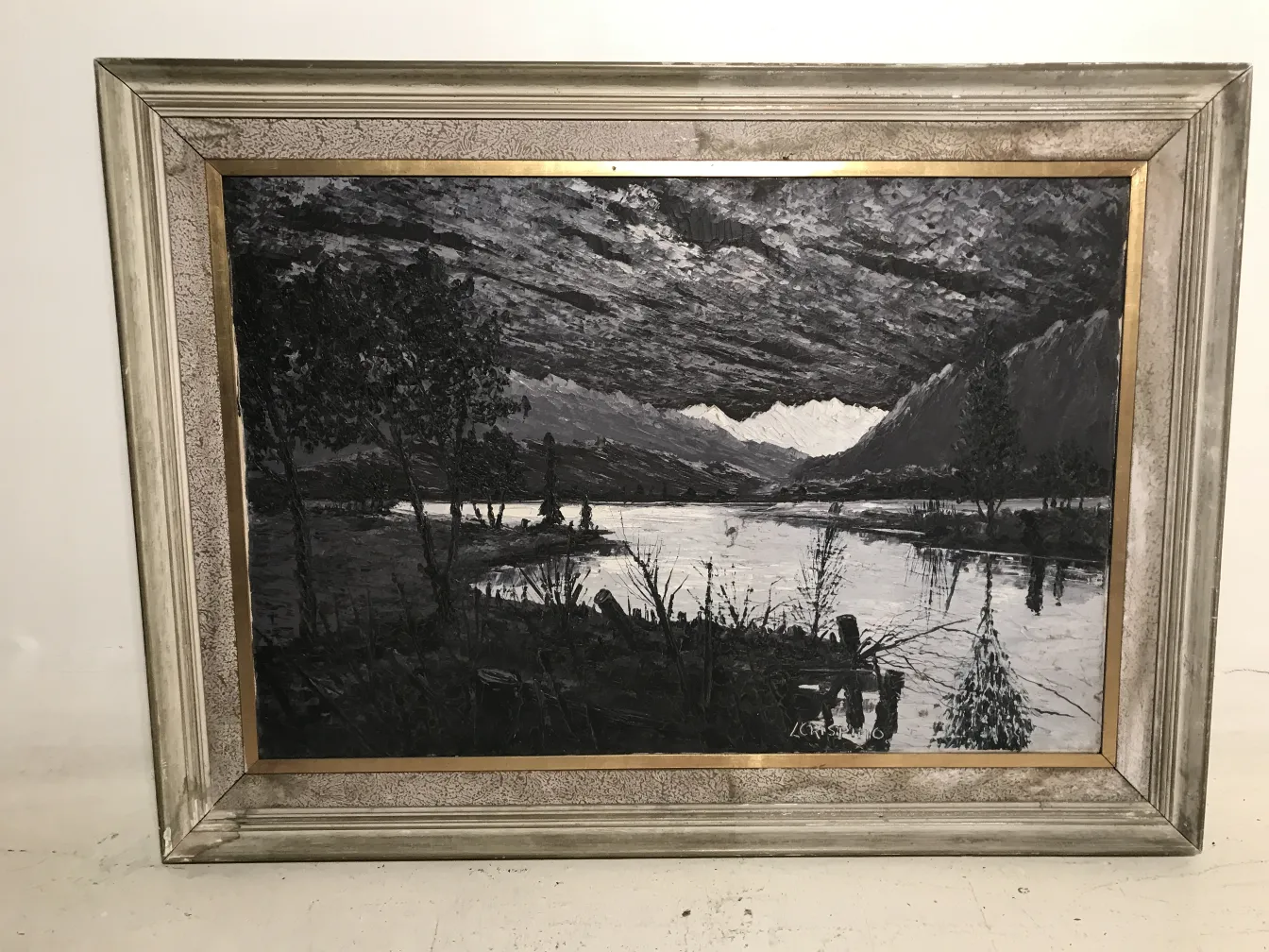 Pintura antiga de paisagem em tons escuros com árvores e água.