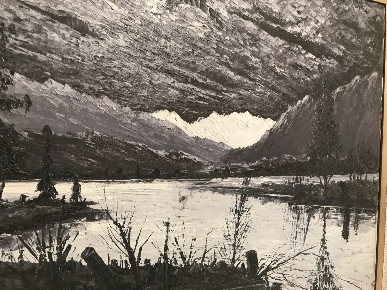 pintura antigua Crispino que muestra un paisaje en tonos grises con árboles y montañas.