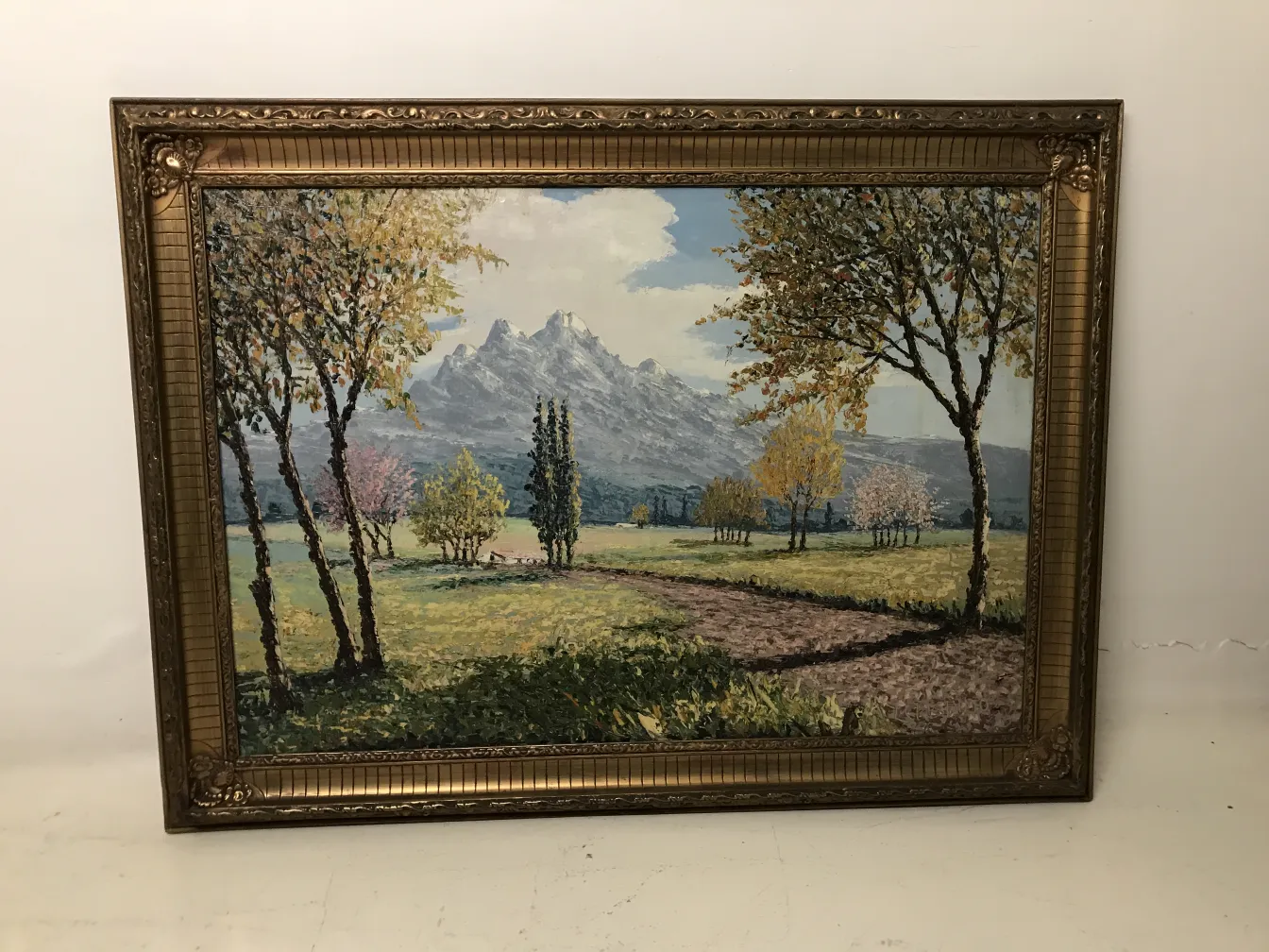 Dipinto Crispino antico con paesaggio di montagne e alberi.