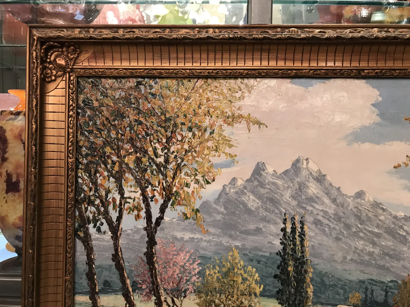 Dipinto Crispino con paesaggio di alberi e montagne.