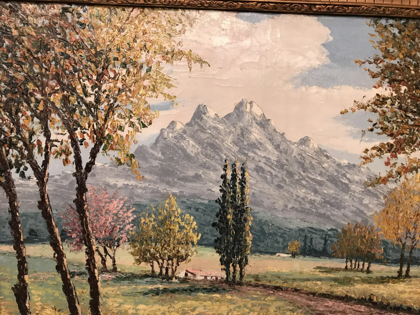 古い絵画クリスピーノは、晴れた空の下に山と秋の木々を描いた風景を示しています。