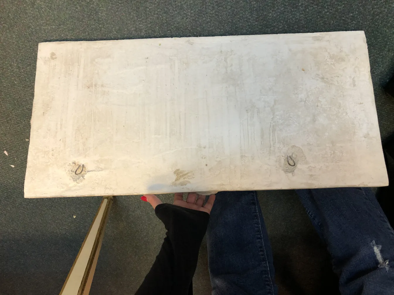 目に見えるエッジのある古いウォールプレート