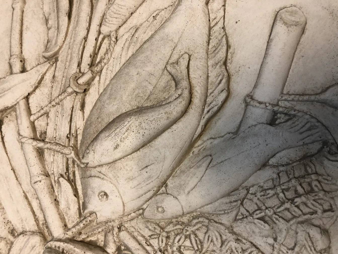 Antike Wandplatte mit Fischmotiven und natürlichen Details