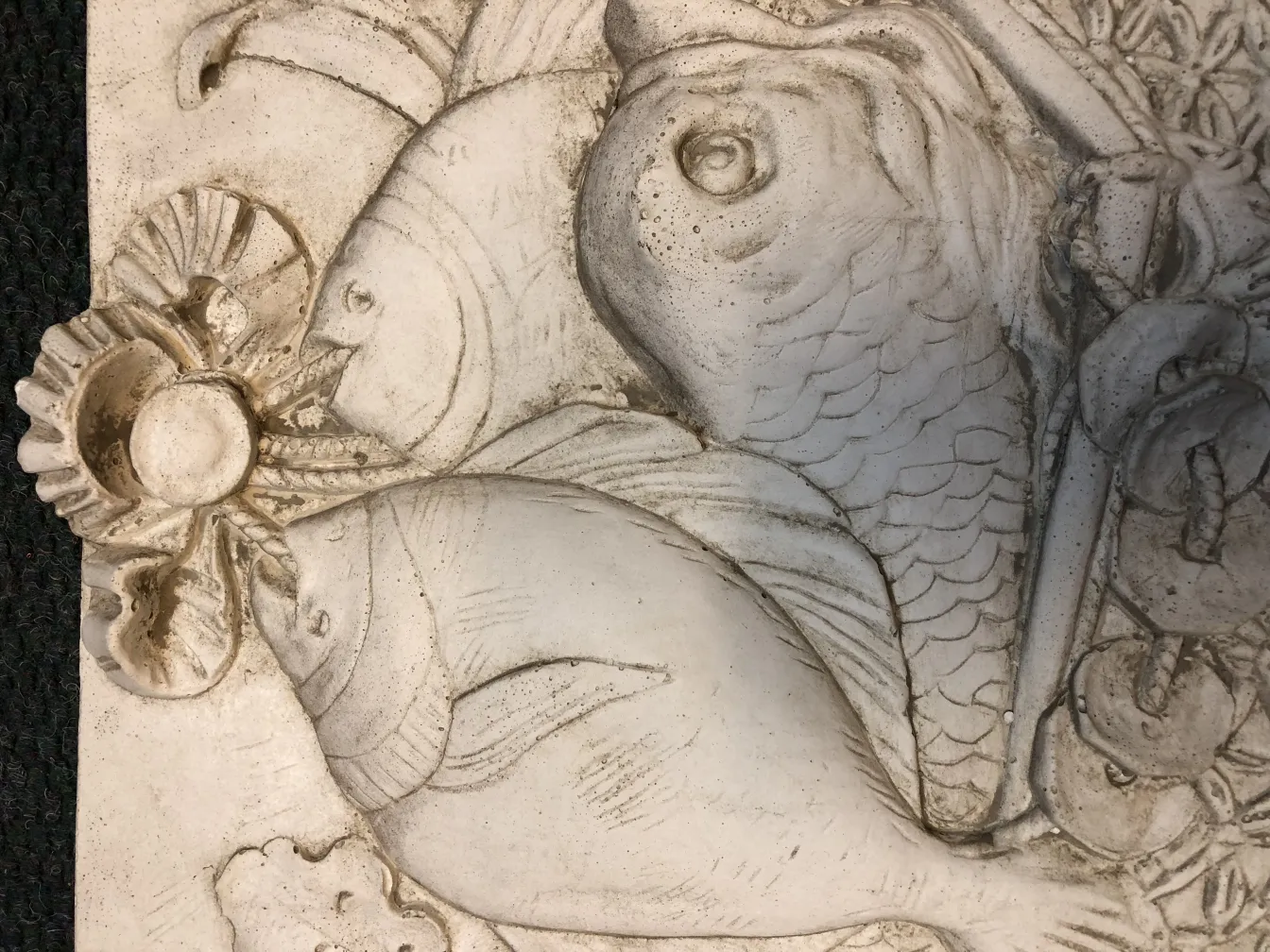 魚と貝が装飾された古いウォールプレート。