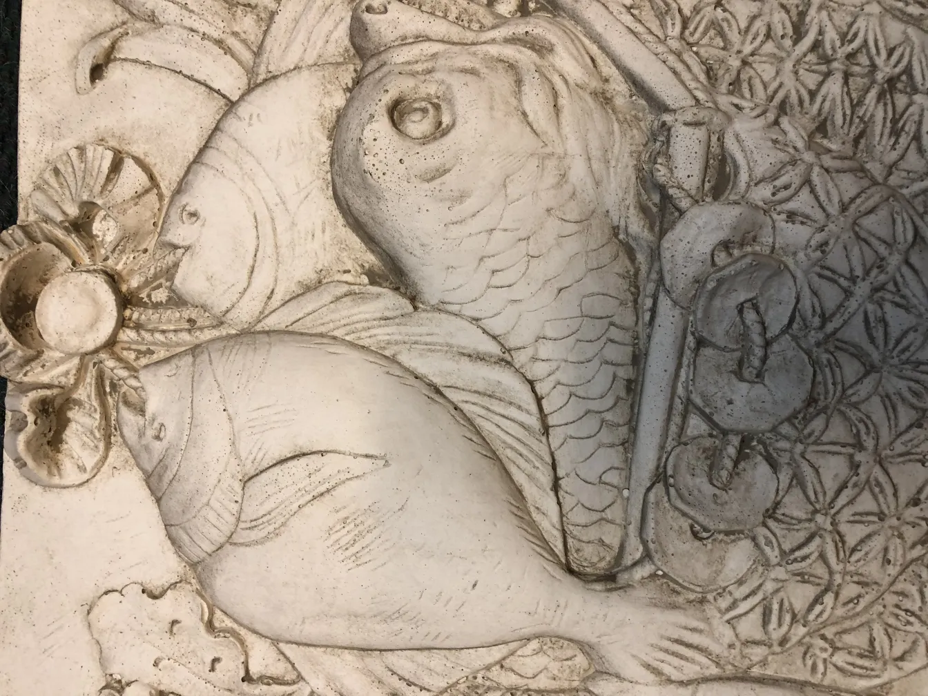 古代墙板与鱼的浮雕和精细细节