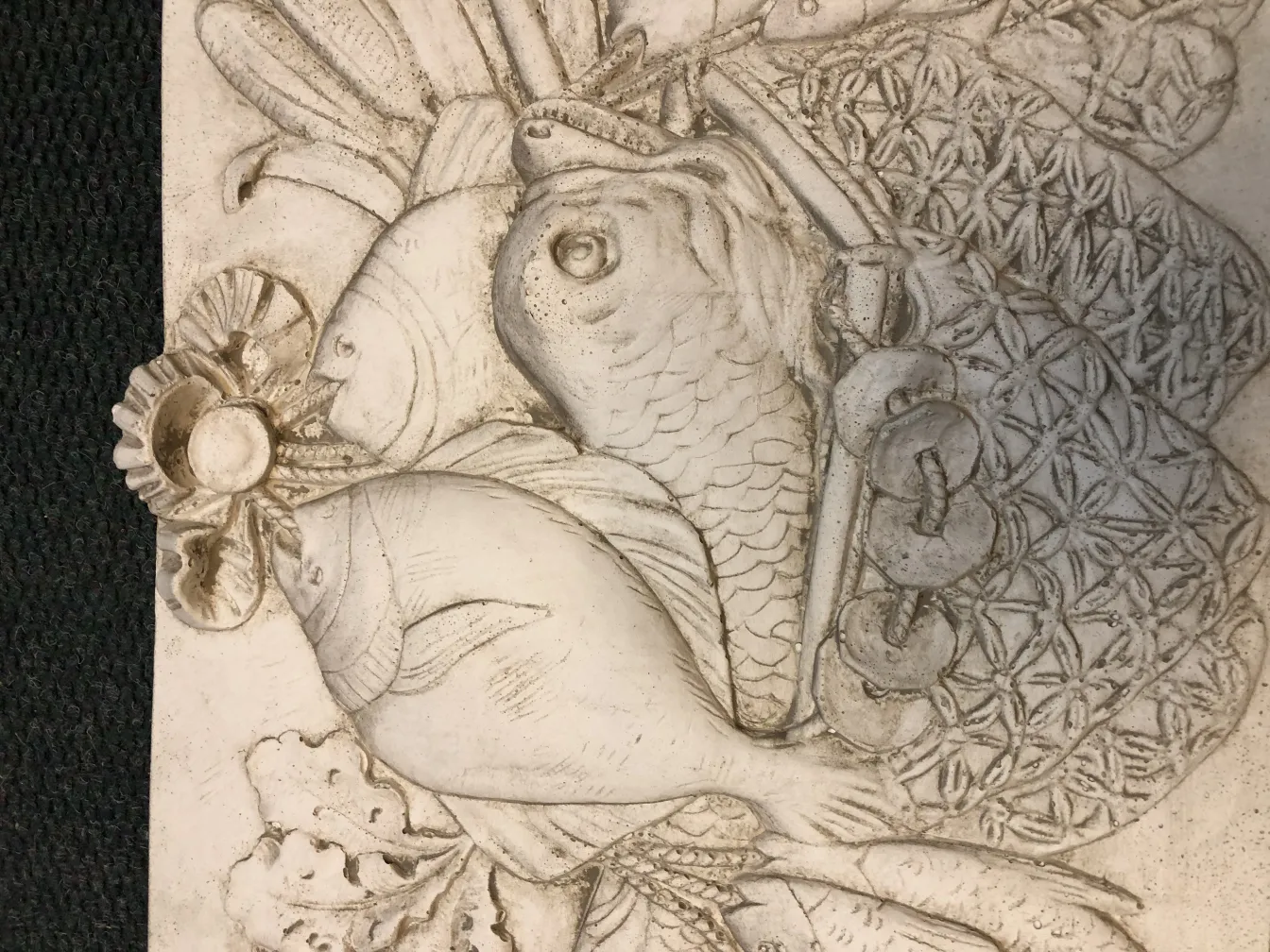 placca a muro decorativa e antica con incisione di pesci