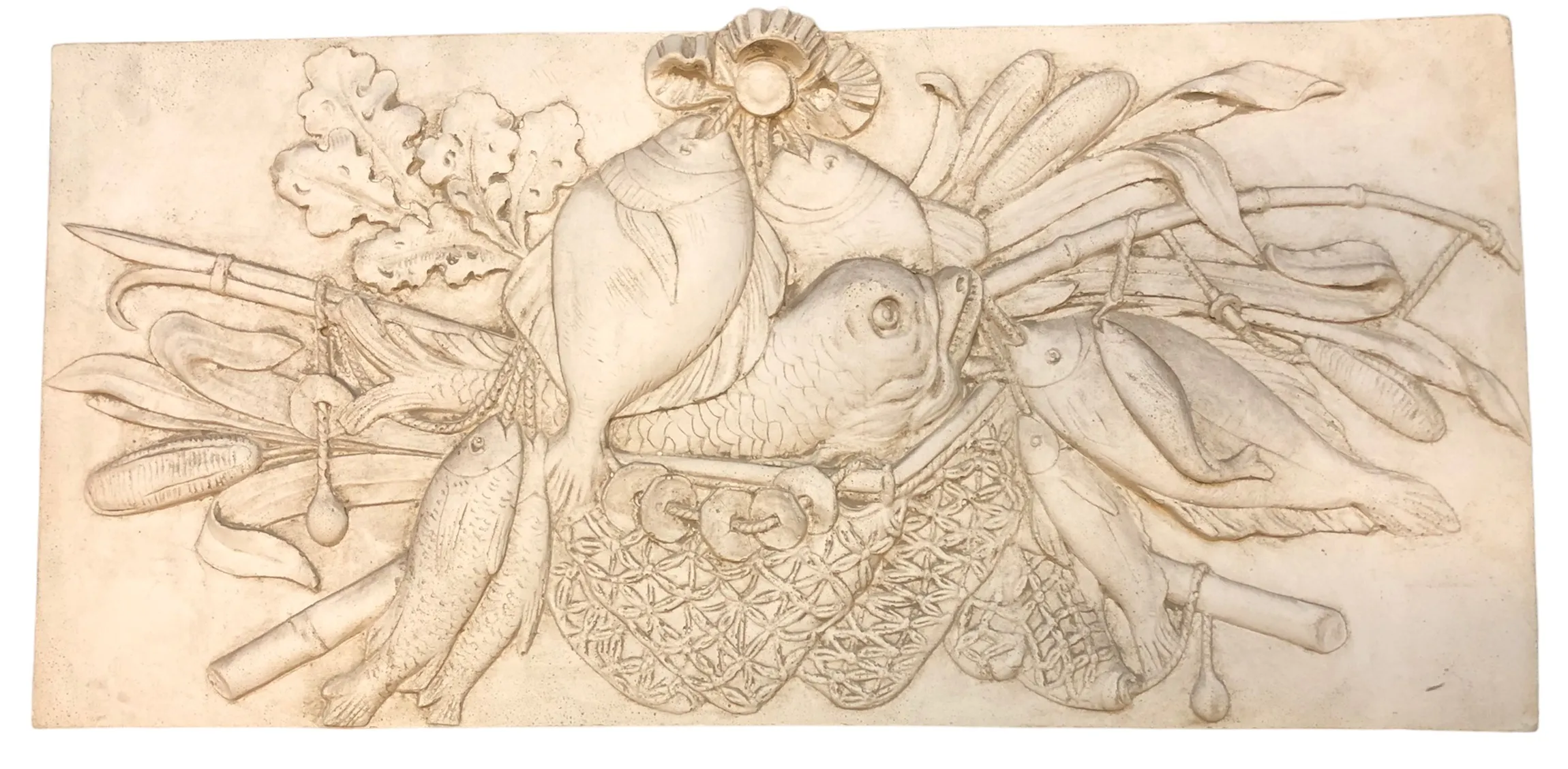 Placa de parede antiga com decoração de pesca e vegetação