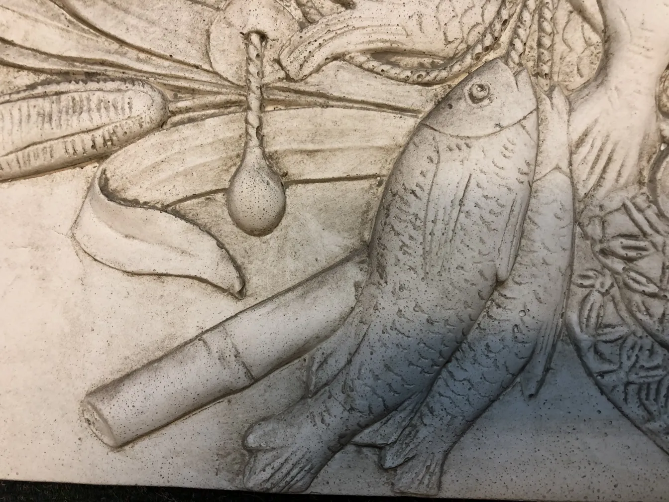 魚と植物のある古い壁板の詳細