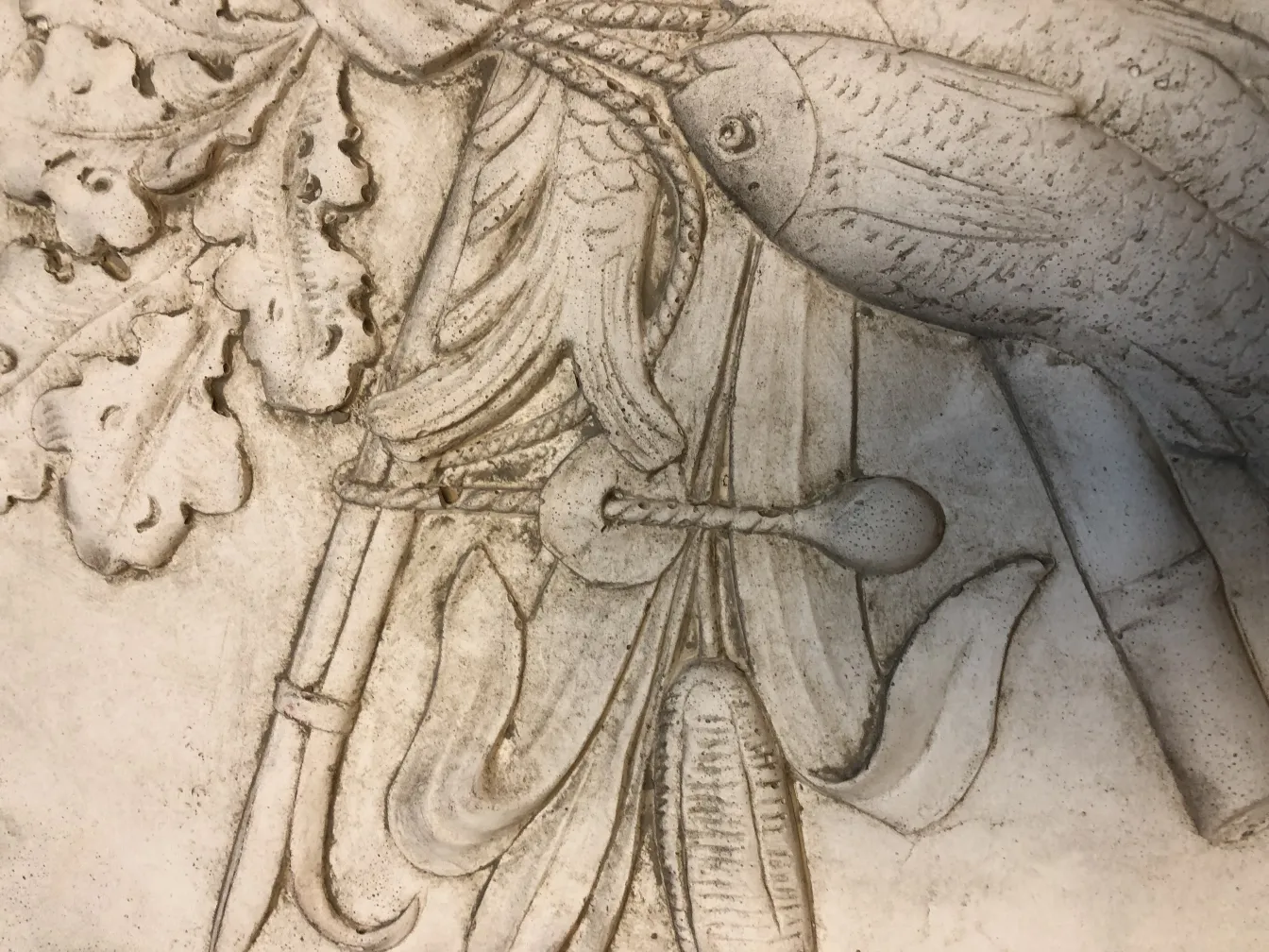 details einer alten Wandplatte mit dekorativen Reliefs