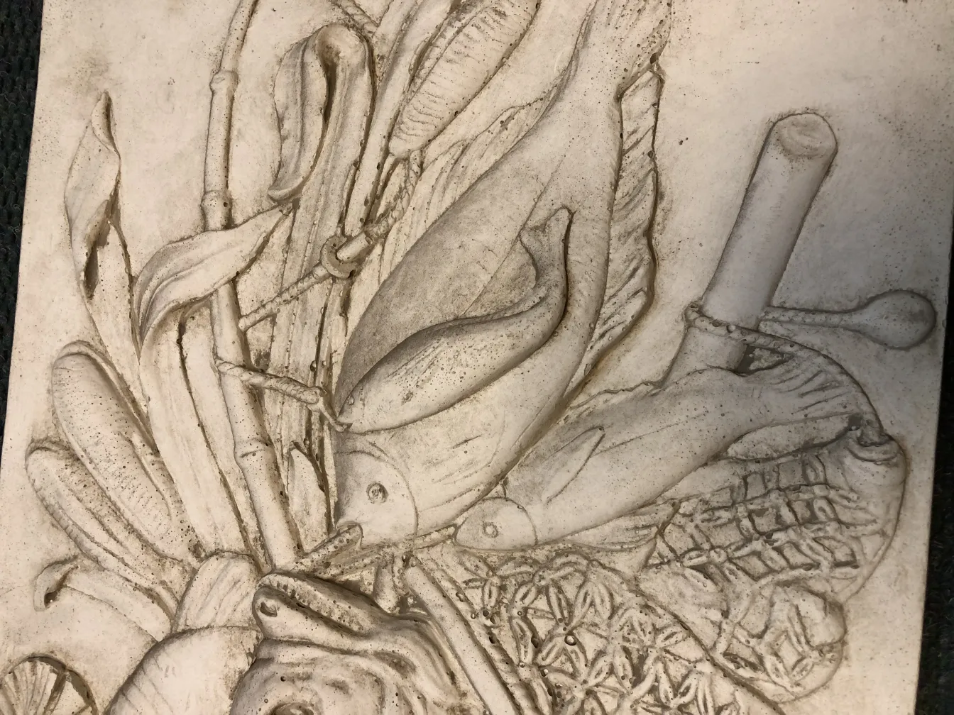 Antigua placa de pared con diseño de peces y vegetación. Ideal para decoración.