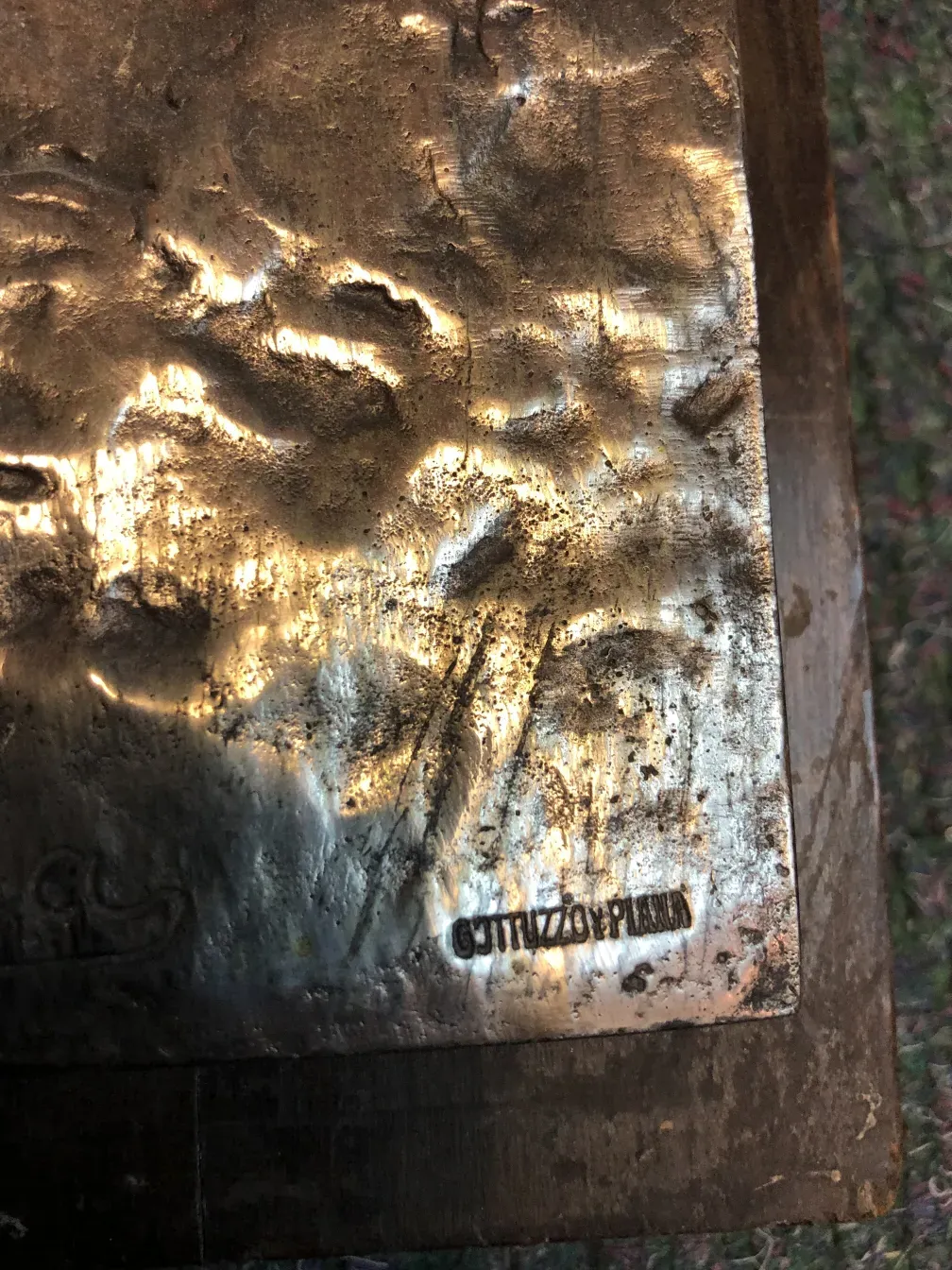 Placca a muro antica con texture e segni, firmata da P. Fosca