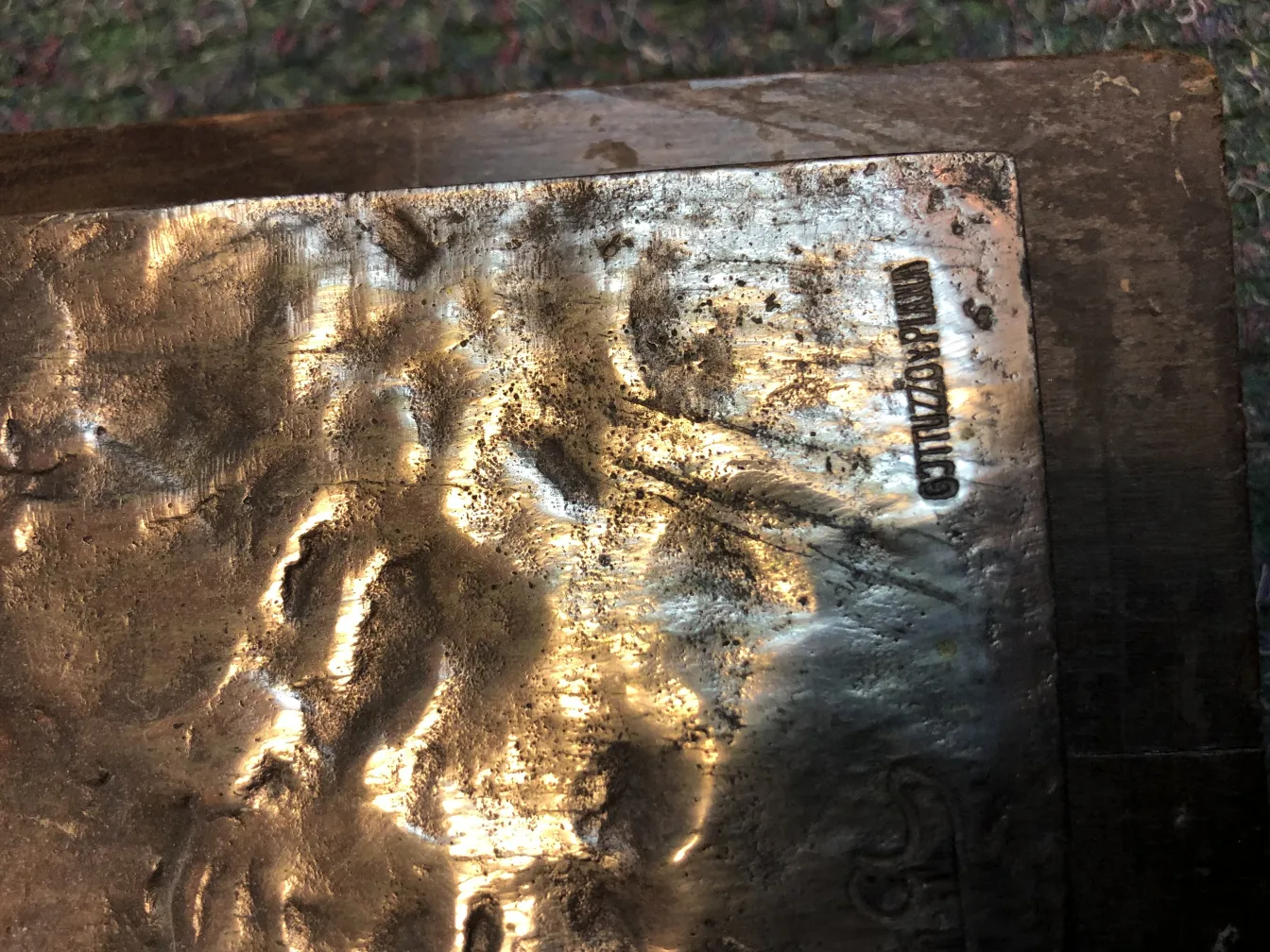 古董墙板上可见的装饰细节