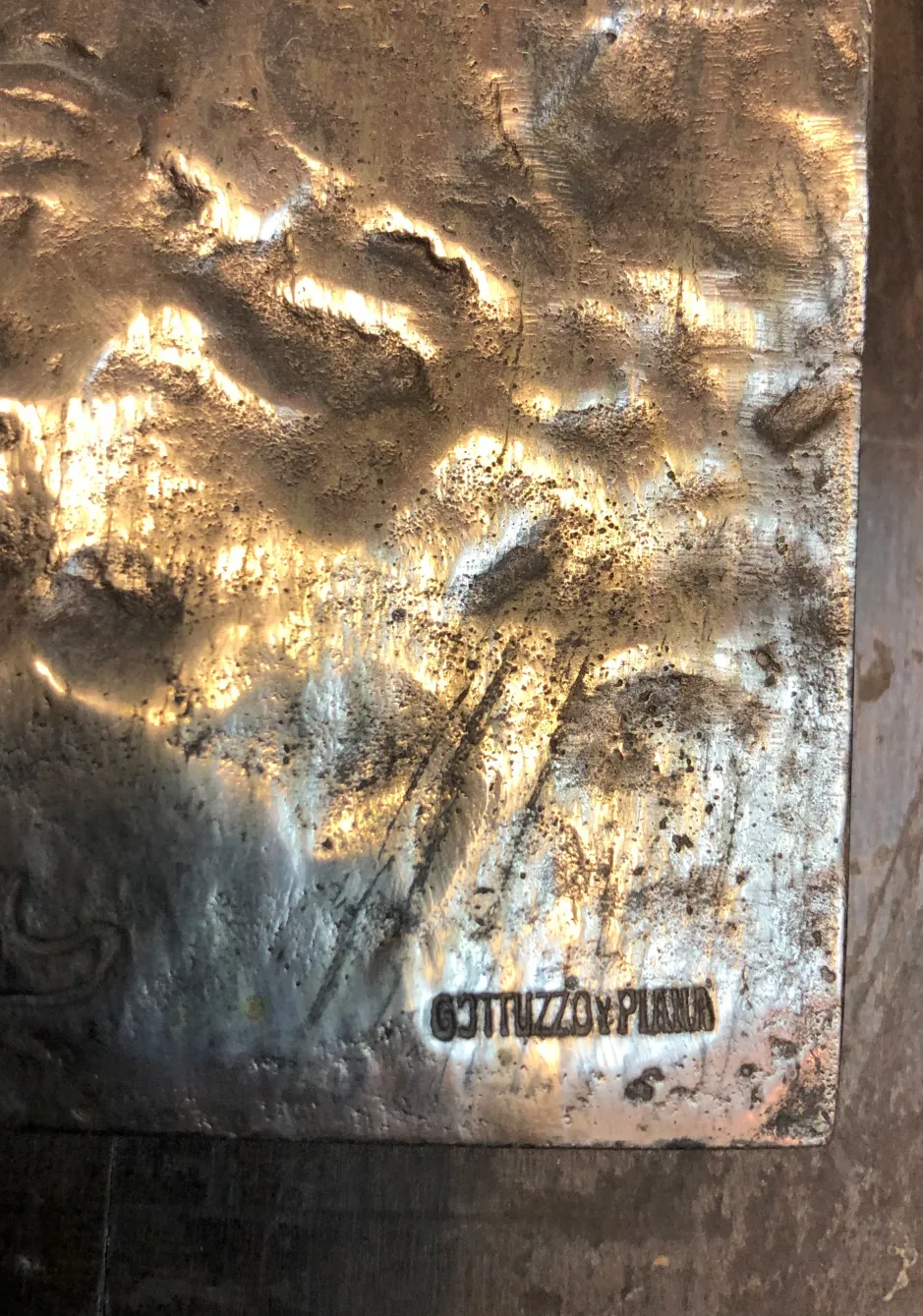 Antica placca a muro con texture e firma visibile
