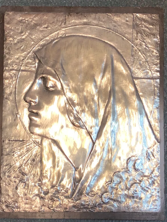 placa de pared antigua con imagen de virgen y halo