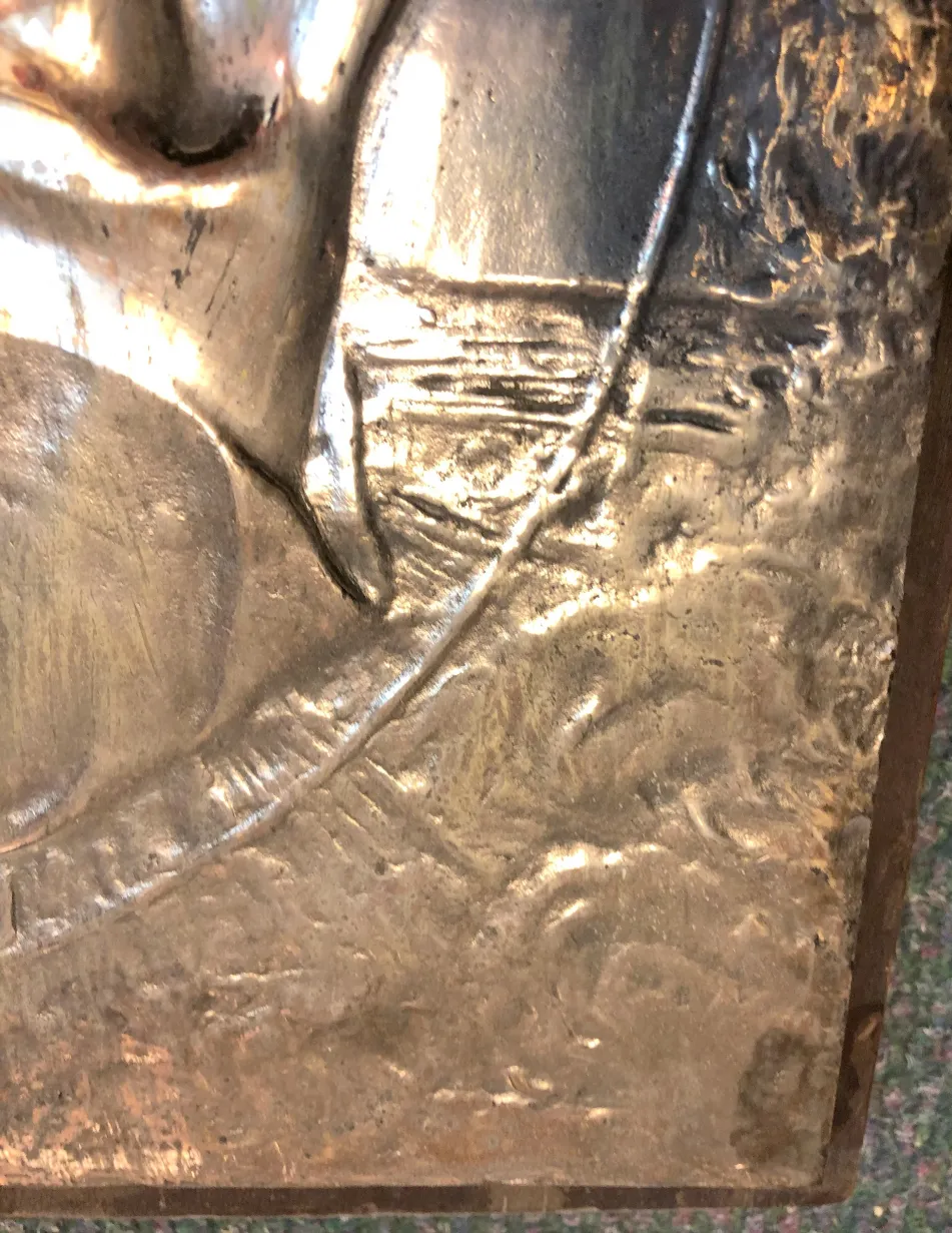 带有细微装饰细节的古老墙板