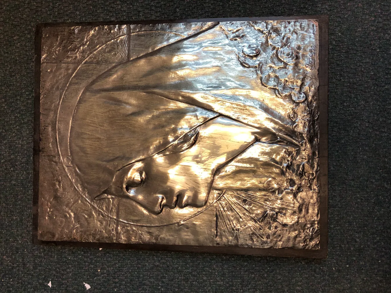 古董墙板，带有女性形象的浮雕和装饰细节