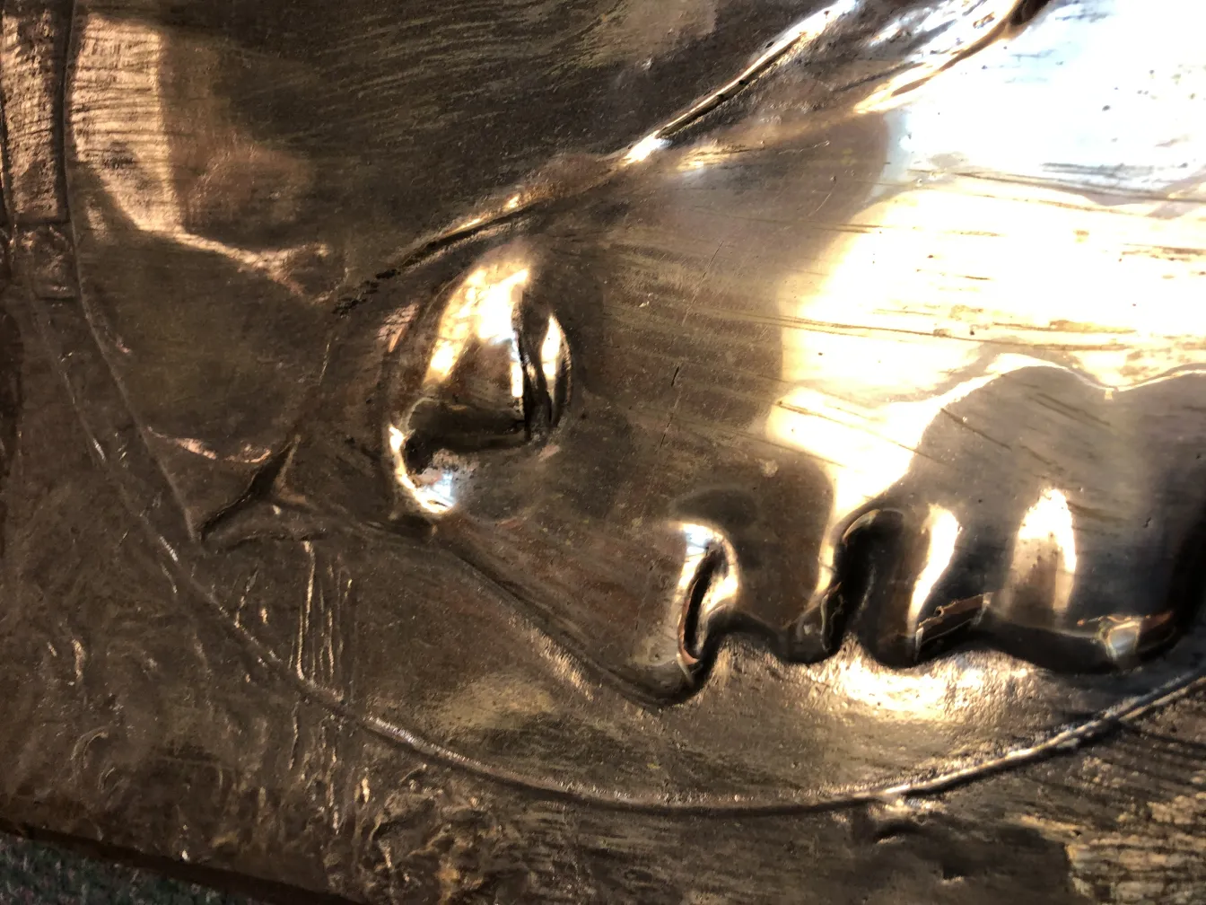 Placa de parede antiga com relevo e detalhes decorativos