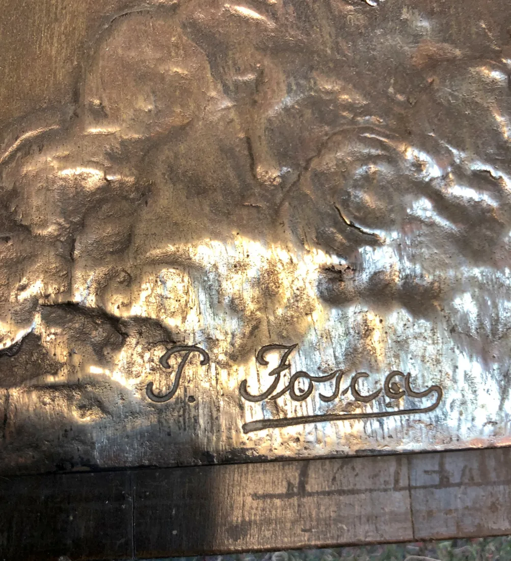 detalle de una antigua placa de pared decorativa firmada P. Fosca con textura distintiva