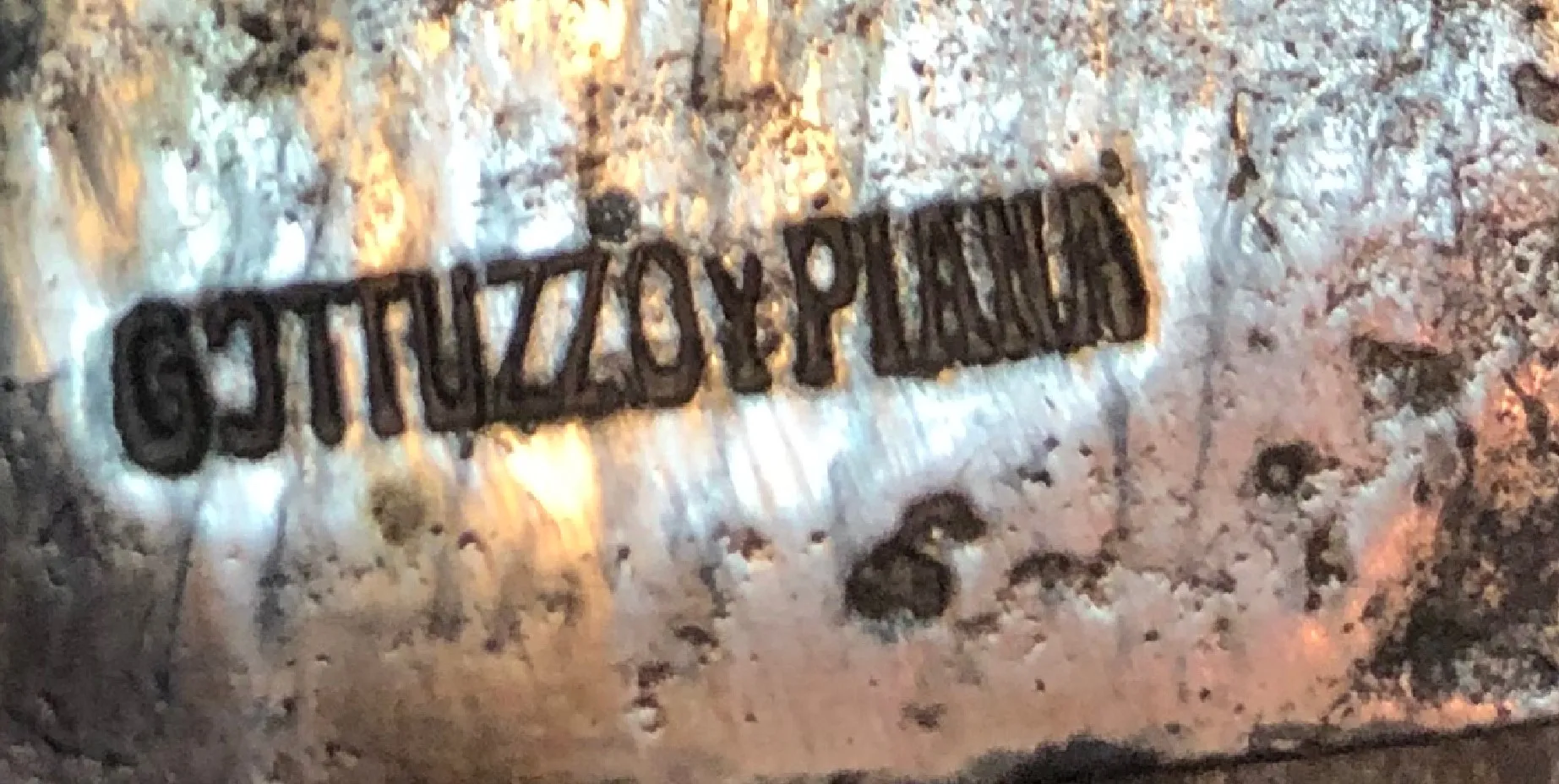 placa de parede antiga com Gottuza e Piana