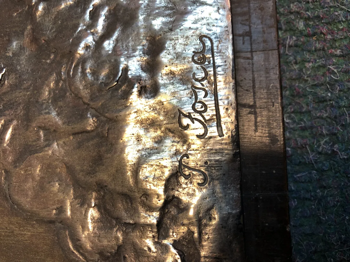 Placca a muro antica decorativa con dettagli incisi