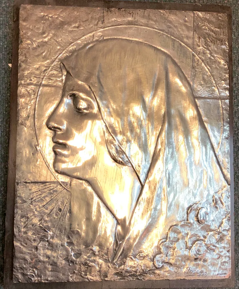 plaque murale ancienne avec figure en relief