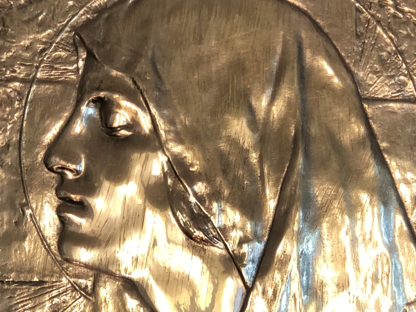 Placa de parede antiga com retrato em relevo, detalhada e brilhante. Ambiente artístico.