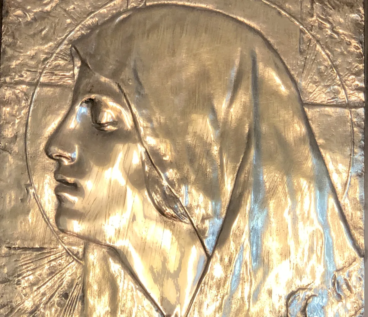 Placa de parede antiga com relevo de mulher, P. Fosca.