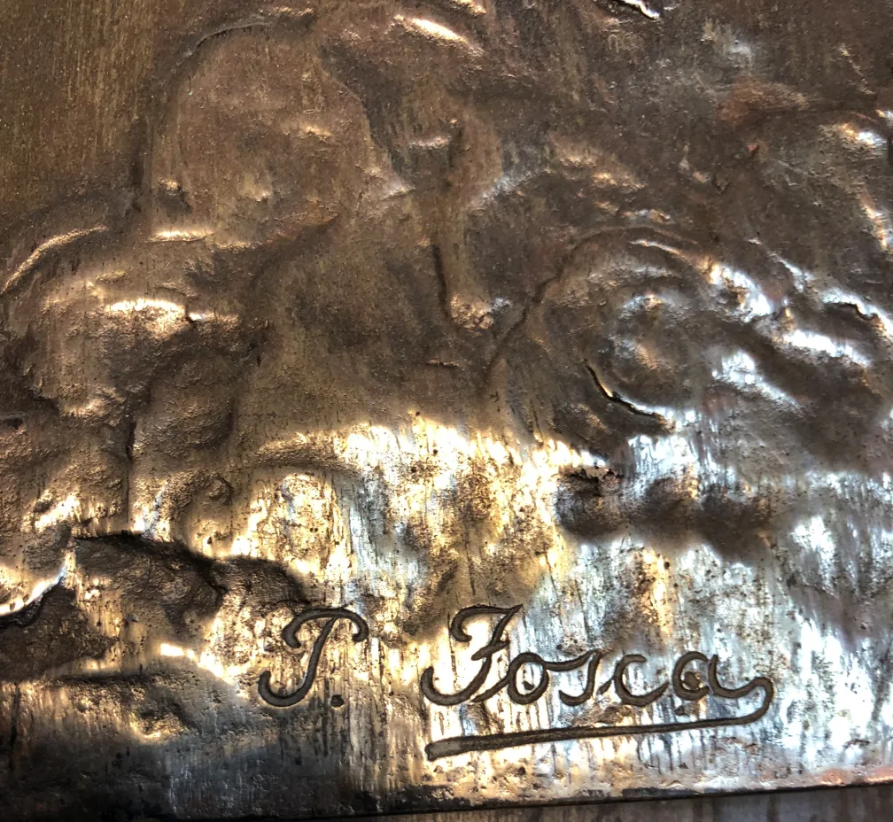 Placa de parede antiga com detalhes e assinatura visíveis