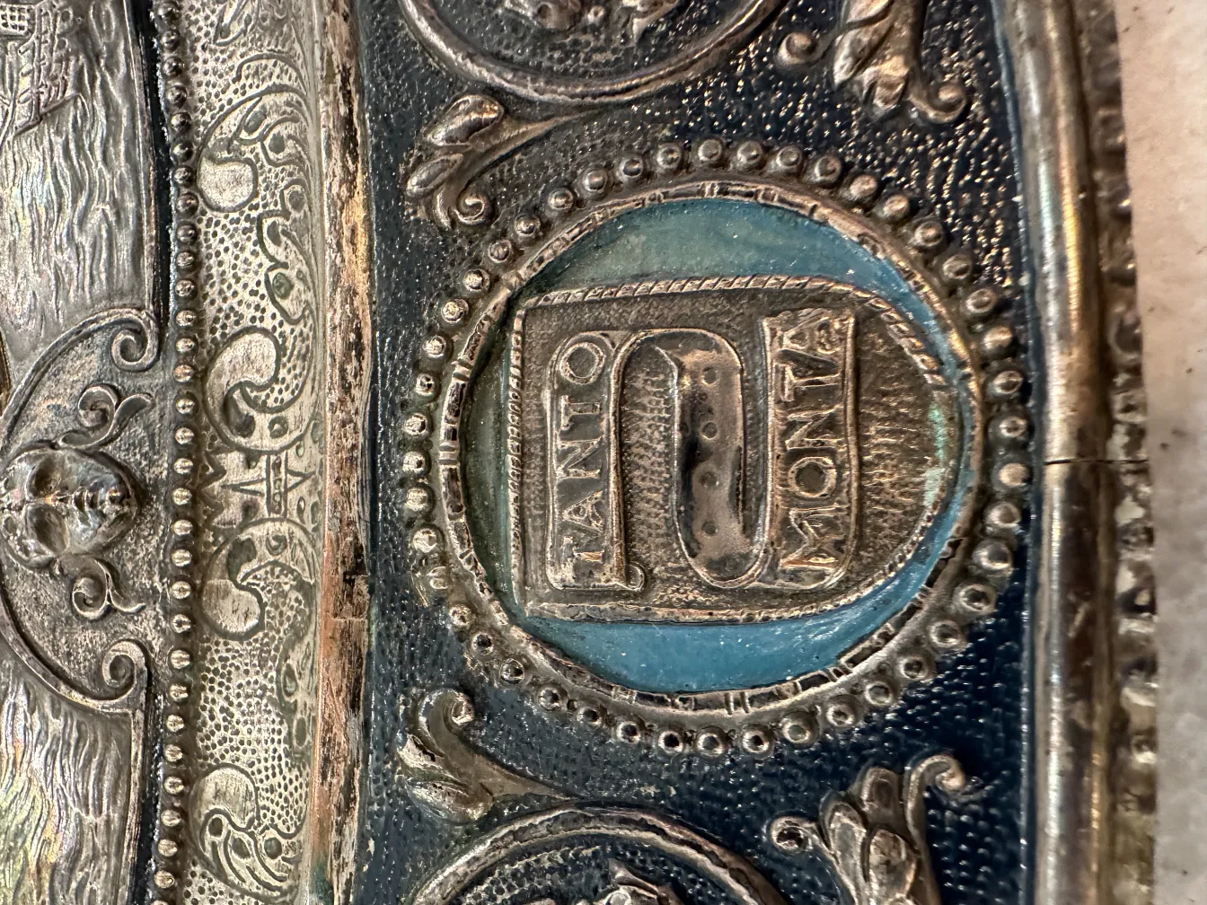 古い壁掛けプレート、彫刻の詳細とエレガントなデザイン