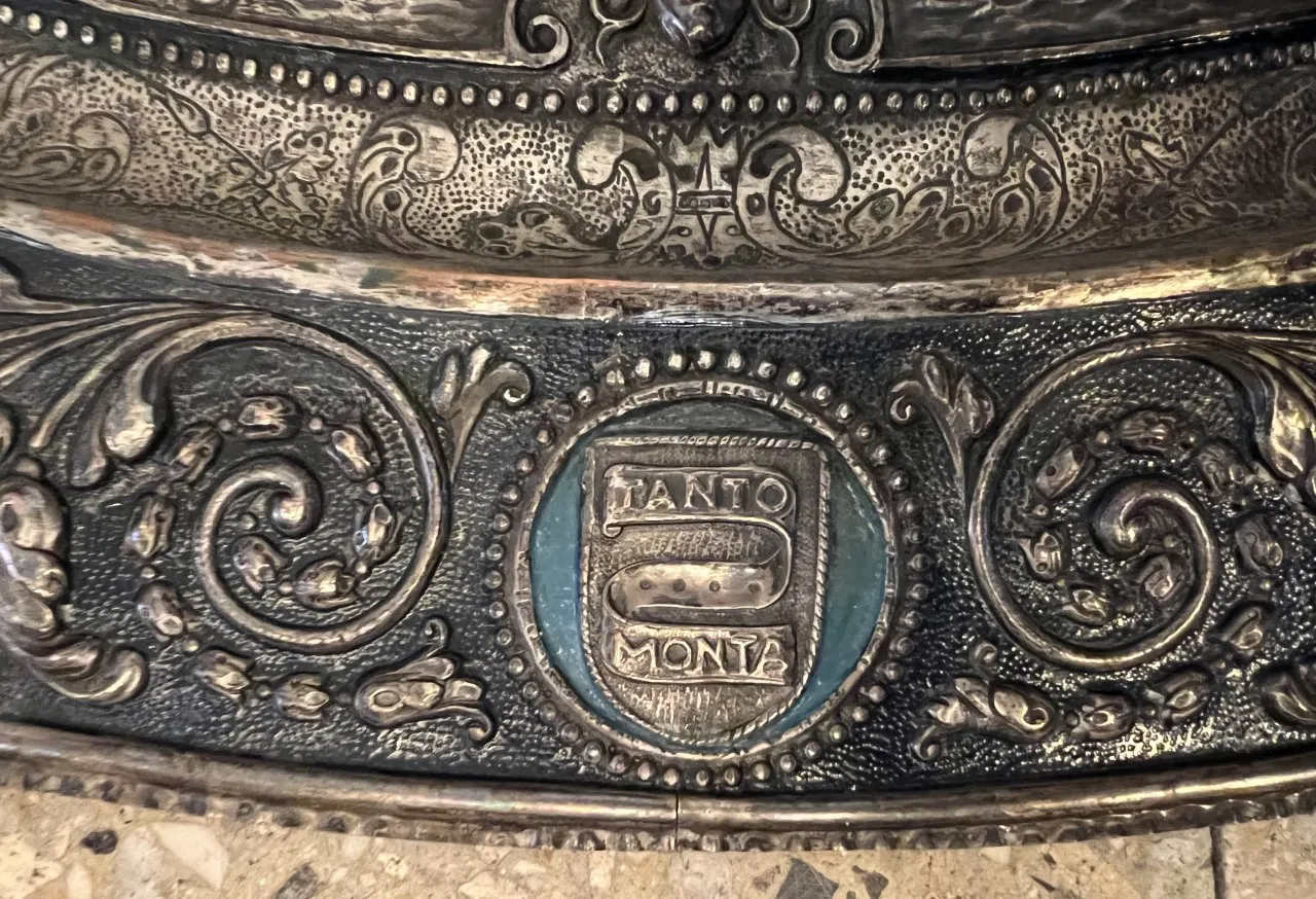 Антикварная настенная панель с декоративными деталями и надписями