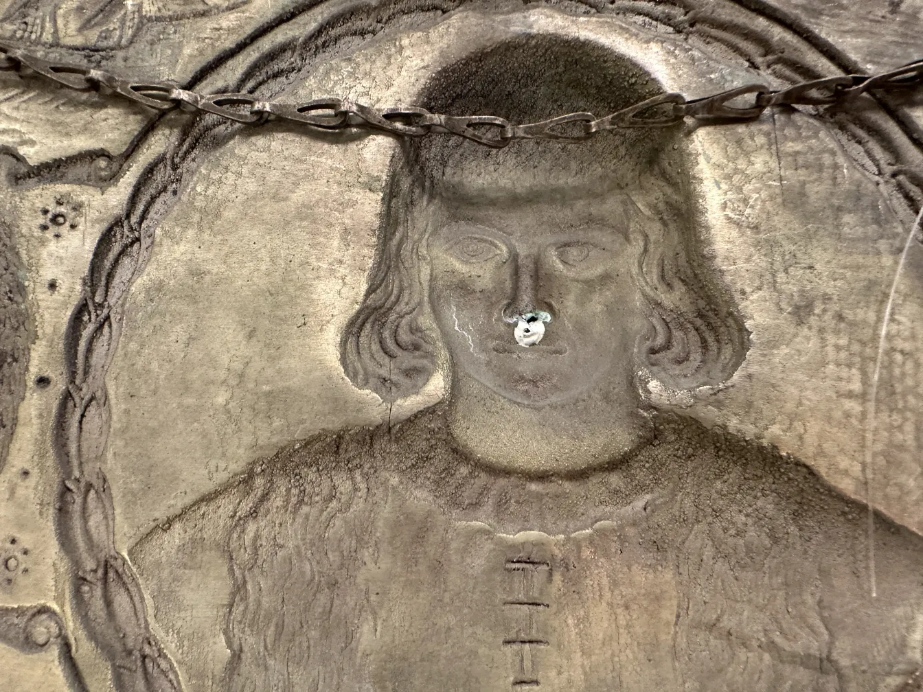 Placa de pared antigua con relieve, figura detallada y cadena