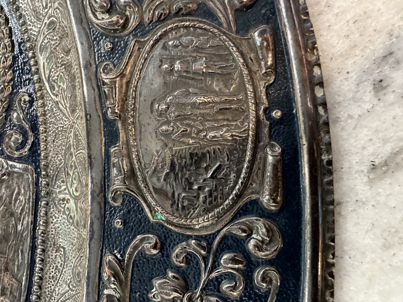 Placa de pared antigua con diseño detallado y elementos decorativos