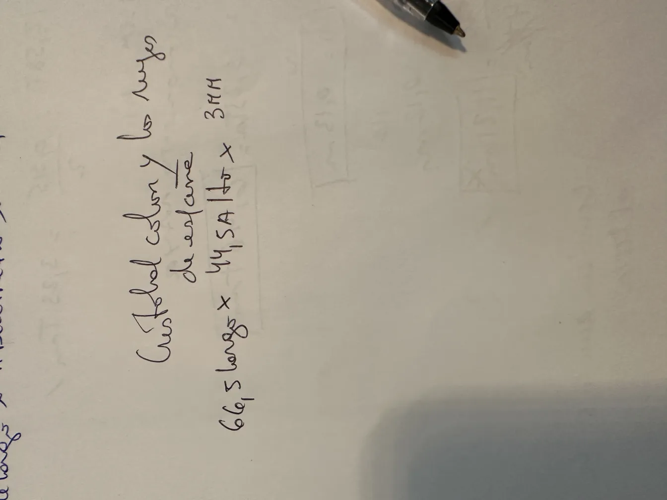 Placa de parede antiga com detalhes decorativos visíveis.