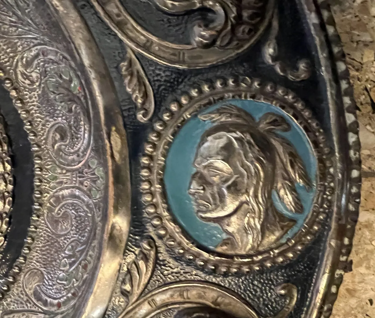 placca a muro antica con decorazioni complesse e figura