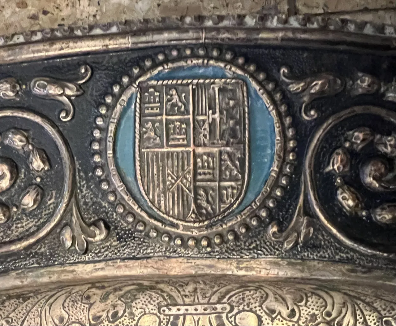 Detalles elaborados en la placa de pared antigua con escudo, fondo azul.