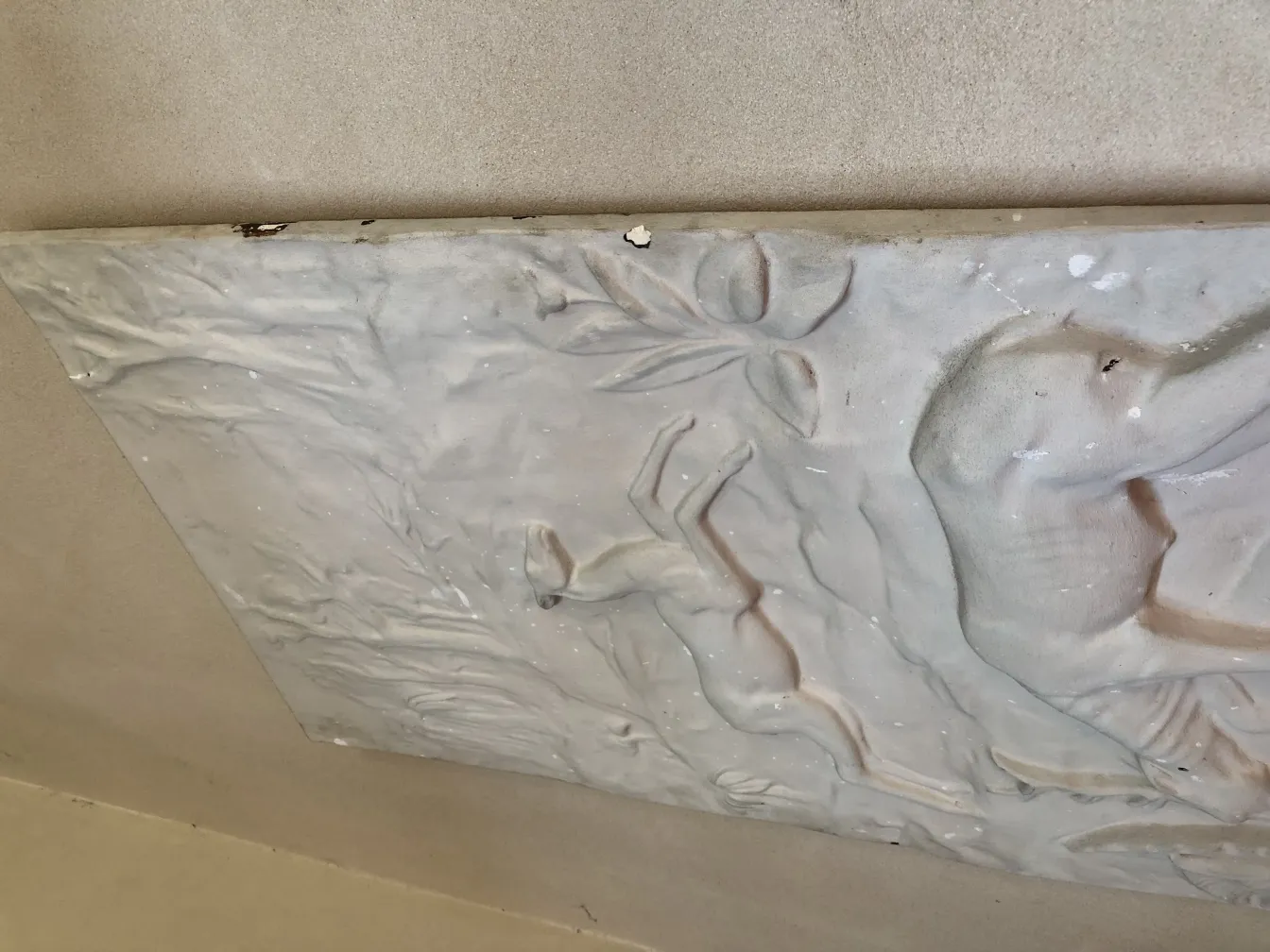 plaque murale ancienne avec relief, décorations naturelles